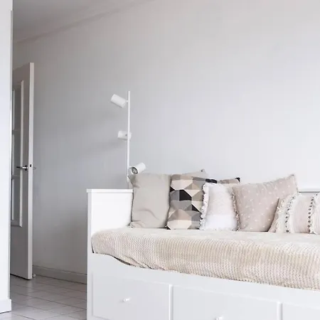 White & Sea, Face A La شقة *