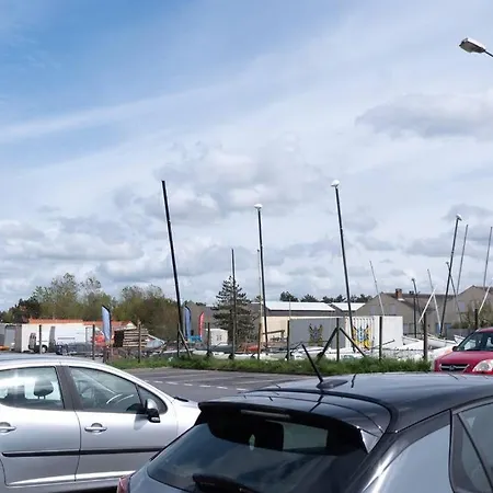 White & Sea, Face A La شقة