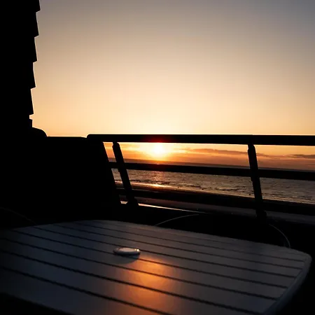 White & Sea, Face A La