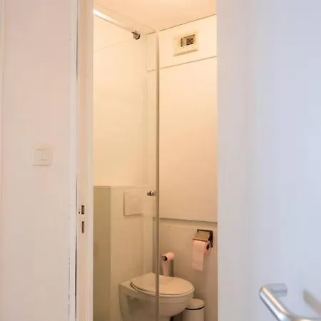 White & Sea, Face A La Lägenhet