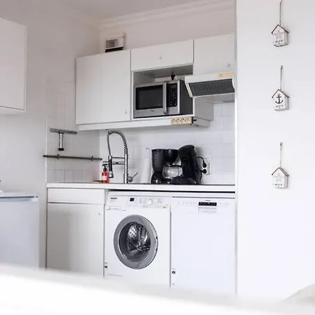 White & Sea, Face A La Apartment