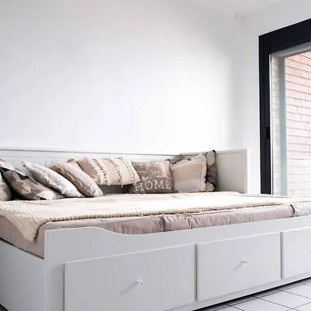 White & Sea, Face A La Apartment