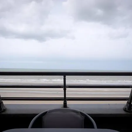 White & Sea, Face A La Apartment
