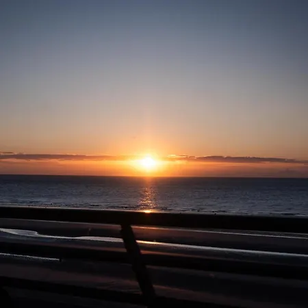 White & Sea, Face A La